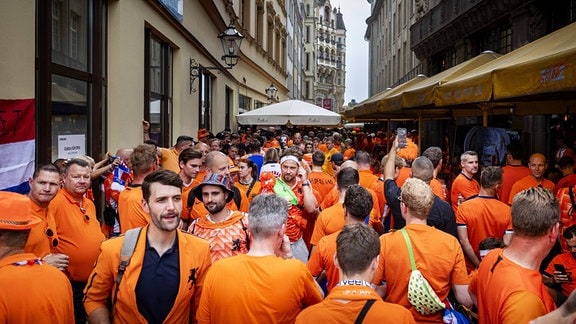 Niederländische Fans am Tag vor dem zweiten Spiel bei der Europameisterschaft der niederländischen Nationalmannschaft gegen Frankreich. 