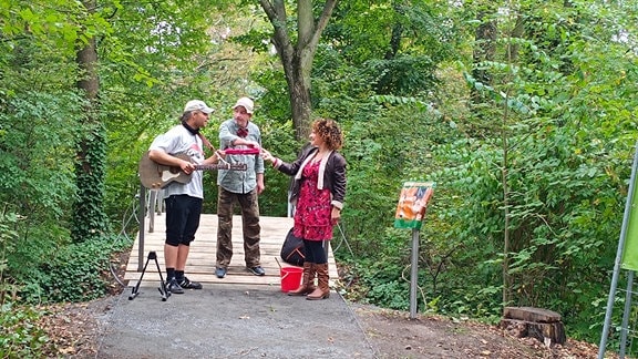 Leipzig-Grünau: Eröffnung der Bogenbrücke im Robert-Koch-Park