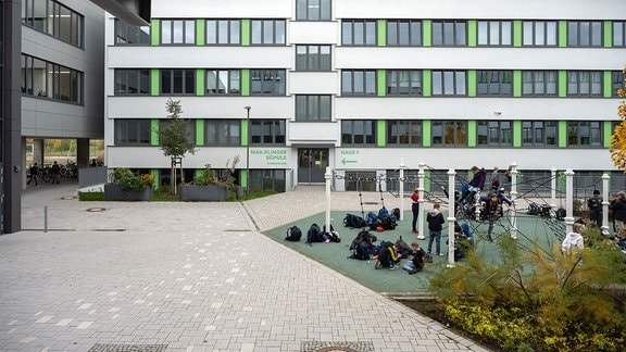 Schüler auf einem Schulhof.