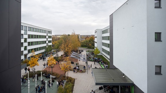 Mehrere sanierte Schulgebäude von außen.