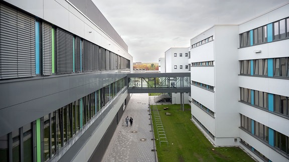 Schüler auf einem Schulhof 