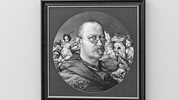 Blick in eine Ausstellung mit Gemälden, darunter das Selbstporträt von Heinz Zander