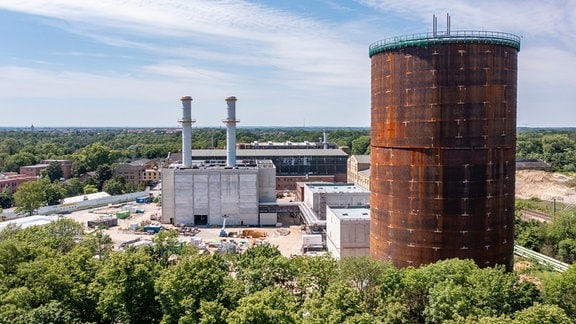 Arbeiter sind auf der Baustelle des Gaskraftwerks der Leipziger Versorgungs- und Verkehrsgesellschaft beschäftigt