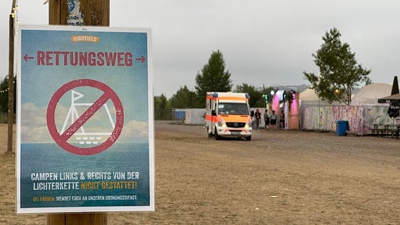 Ein Schild beschreibt den Rettungsweg auf dem Highfield-Festival - Schilder wie diese hängen vielerorts auf dem Festivalgelände. Auf dem Highfield-Festival bei Leipzig war am Sonnabend ein Feuer auf dem Riesenrad ausgebrochen. 