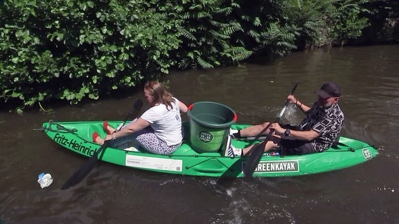 "Green Kayak Leipzig"-Initiatorin Birgit Paul und MDR-SACHSEN-Reporter Roland Kühnke paddeln in einem grünen Kajak auf einem Kanal in Leipzig.