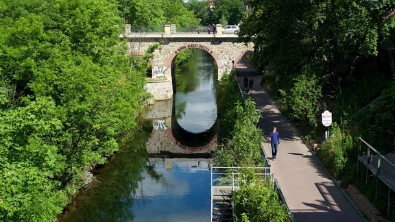 Die König-Albert-Brücke über den Karl-Heine-Kanal in Leipzig.