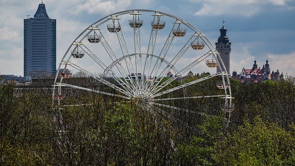 Ein Riesenrad steht auf dem Gelände der Leipziger Kleinmesse
