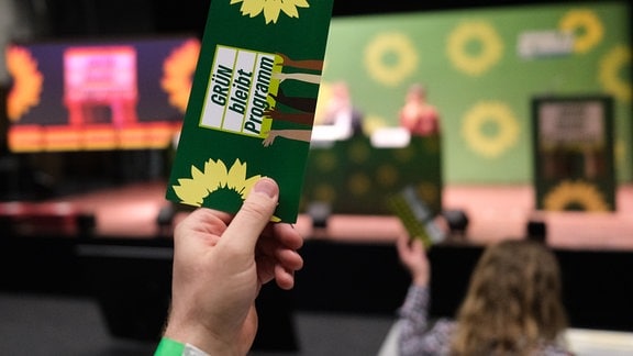 Eine Stimmkarte wird bei der Landesversammlung der sächsischen Grünen in die Höhe gehalten