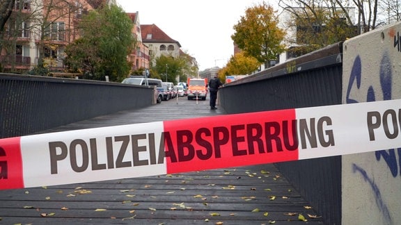 Polizeiabsperrung an Brücke.