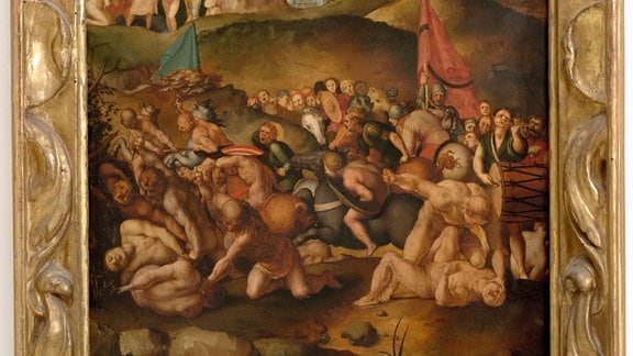 Gemälde, das eine Schlacht auf einem Feld zeigt; über der Szene drohen drei Engel aus dem wolkenverhangenen Himmel.