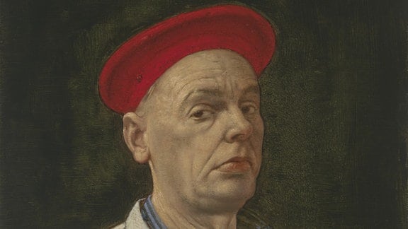 Selbstporträit von Werner Tübke mit roter Malermütze.