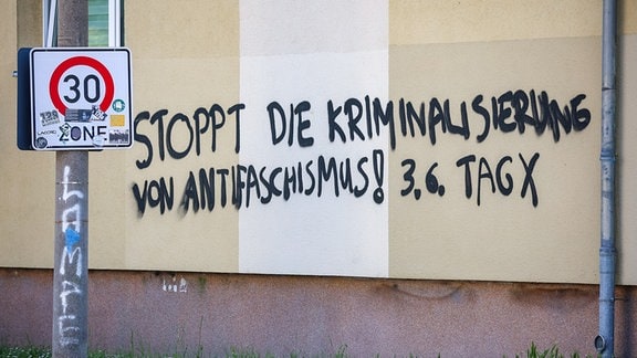 Ein Graffiti "Stoppt die Kriminalisierung von Antifaschismus! 3.6. Tag X" prangt an einem Wohnhaus im Leipziger Süden.