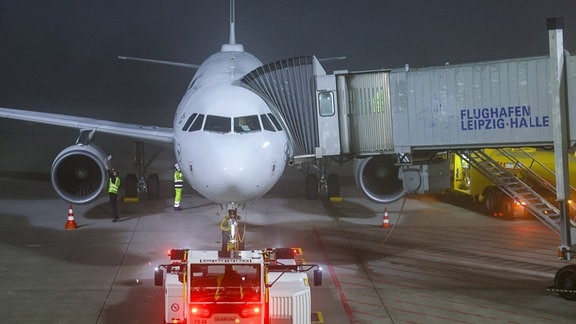 Eine Maschine der Lufthansa wird am Morgen auf dem Flughafen Leipzig-Halle für den Start vorbereitet.