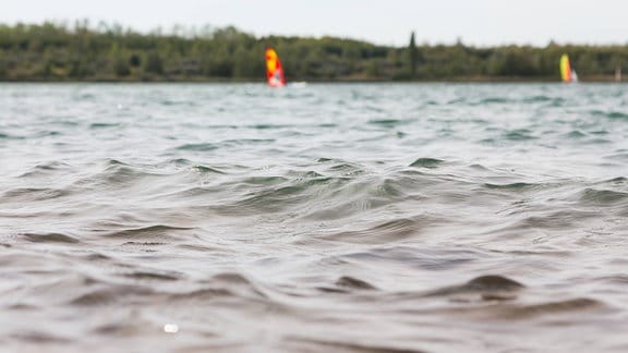 Wasseroberfläche, Surfer auf einem See