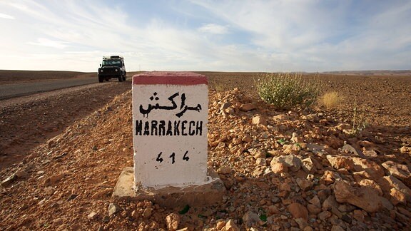 Markierung an Straße nach Marrakesch