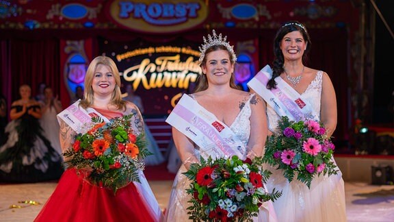 Drei Frauen bei der  "Miss Kurvig" - Gala