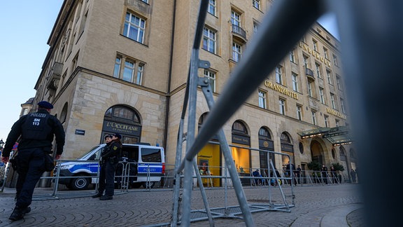 Absperrgitter und Polizeibeamte stehen vor dem Grandhotel Steigenberger in Leipzig.