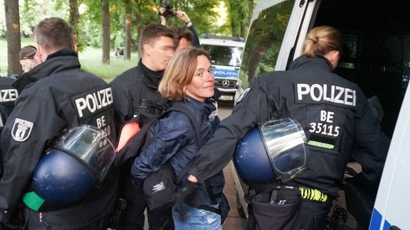 Die linke Landtagsabgeordnete Juliane Nagel ist auf einer Demo kurzzeitig von der Polizei festgehalten worden.
