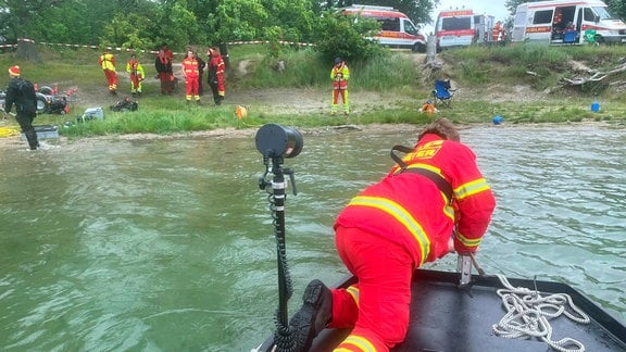 Rettungskräfte suchen nach dem vermissten Schwimmer.