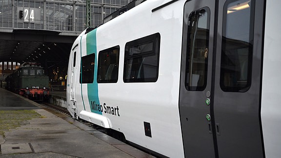 Ein Modell einer neuen S-Bahn wird auf dem Leipziger Hauptbahnhof präsentiert. 