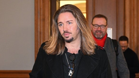 Der Rockmusiker Gil Ofarim (l) betritt den Saal des Landgerichts in Leipzig mit einem seiner Anwälte.