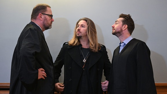 Der Rockmusiker Gil Ofarim (M) steht im Saal des Landgerichts in Leipzig zwischen seinen Verteidigern Tido Oliver Hokema (l) und Alexander Stevens.