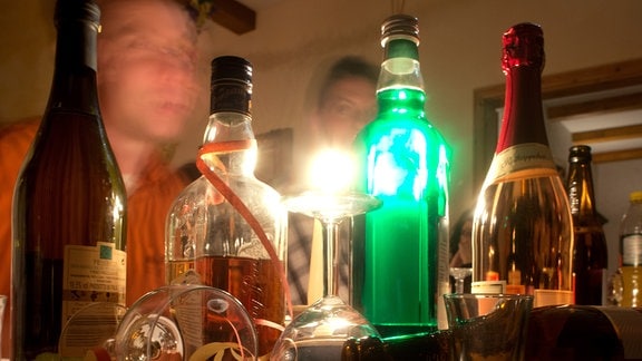 Verschiedene Flaschen mit Alkohol stehen 2012 auf einem Tisch.