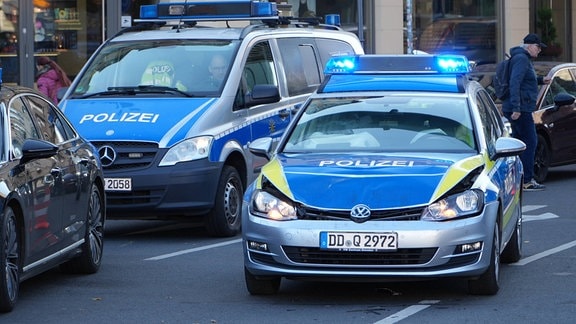 In der Leipziger Innenstadt steht ein Polizeiauto der Polizei Sachsen. Das Fahrzeug ist die Front total verbeult von einem Auffahrunfall. 