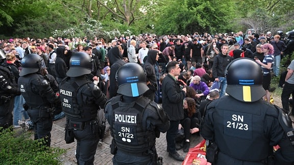 Bei Protesten gegen das Urteil im Prozess gegen Lina E. in Leipzig hat die Polizei nach Räumung eines Platzes Demonstranten eingekesselt.