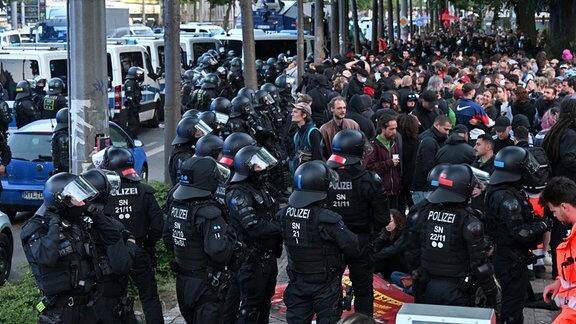 Bei Protesten gegen das Urteil im Prozess gegen Lina E. in Leipzig hat die Polizei nach Räumung eines Platzes Demonstranten eingekesselt.