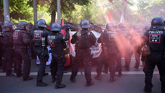 Polizeikette vor einer Demonstration