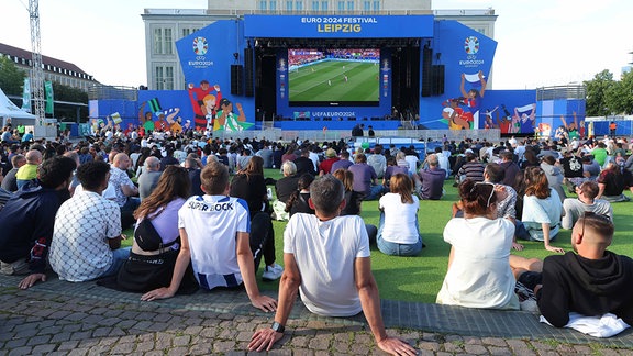 Zahlreiche Fans schauen Fußball auf dem Leipziger Augustusplatz.