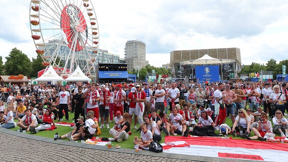 Zahlreiche Fans schauen Fußball auf dem Leipziger Augustusplatz.