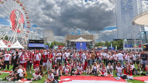 Fans betrachten ein Fußballspiel auf dem Augustusplatz
