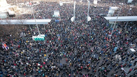Tausende nehmen an der Demonstration der Stuttgarter Initiative „Querdenken“ auf dem Augustusplatz teil.