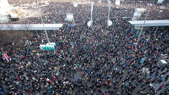Tausende nehmen an der Demonstration der Stuttgarter Initiative „Querdenken“ auf dem Augustusplatz teil.