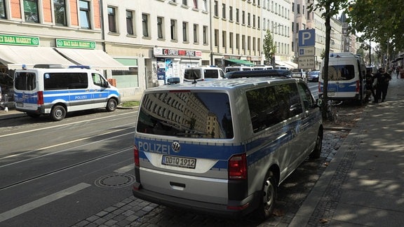 Mehrere Einsatzwagen der Polizei stehen in der Eisenbahnstraße in Leipzig.