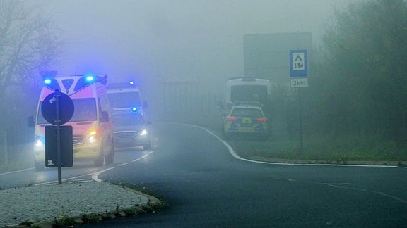 Einsatzfahrzeuge auf einer Straße.