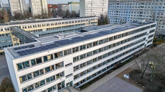 Eine Solaranlage ist auf dem Dach einer Leipziger Schule installiert. 