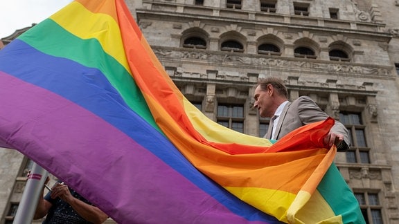 Burkhard Jung hisst die Regenbogenflagge vor dem Neuen Rathaus.