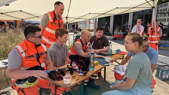 Rettungslkräfte besprechen sich nach einer Rettungsübung. 