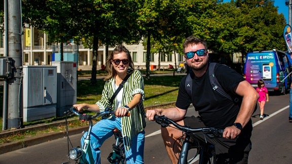 zwei jungen menschen auf Fahrrädern