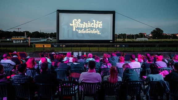 Filmnächte Scheibenholz in Leipzig: eine riesige Leinwand vor der Leute sitzen