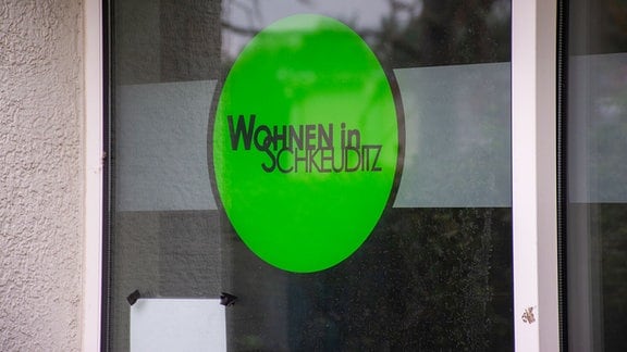 Auf einem Fenster steht "Wohnen in Schkeuditz"