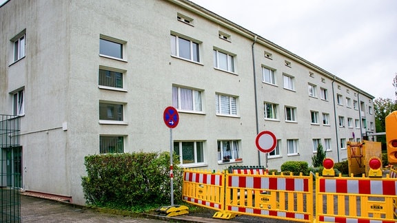 Eine Baustelle vor einem Wohnblock