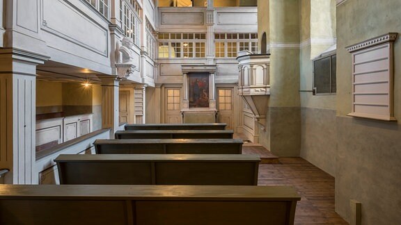 Schlosskapelle von innen: Blick in einen menschenleeren, kirchenähnlichen Raum.