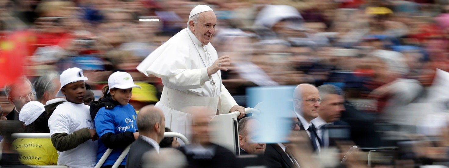 Papst Franziskus kommt mit einer Gruppe von Kindern auf seinem Papamobil zu seiner wchentlichen Generalaudienz auf dem Petersplatz.
