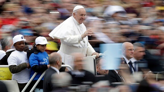 Papst Franziskus kommt mit einer Gruppe von Kindern auf seinem Papamobil zu seiner wöchentlichen Generalaudienz auf dem Petersplatz.
