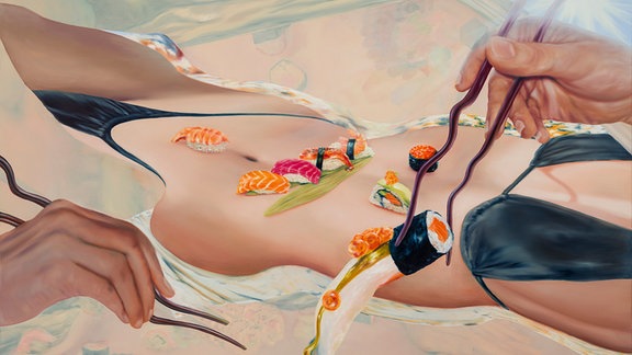 Gemälde eines Frauenkörpers mit Stäbchen und Sushi