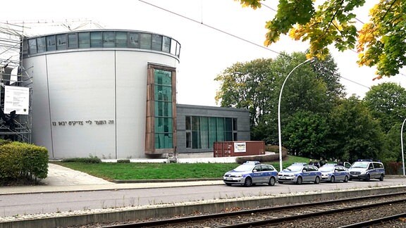 Polizeibeamte bewachen am 9.10.2019 die Synagoge in Chemnitz.